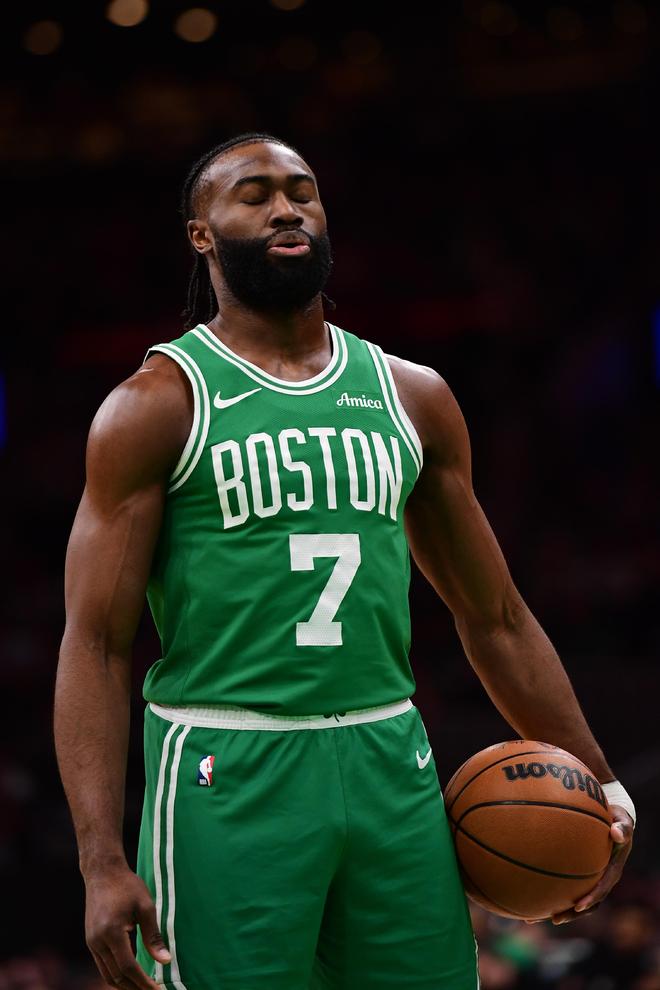 包含国王横扫独行侠，杰伦·布朗完成帽子戏法的词条