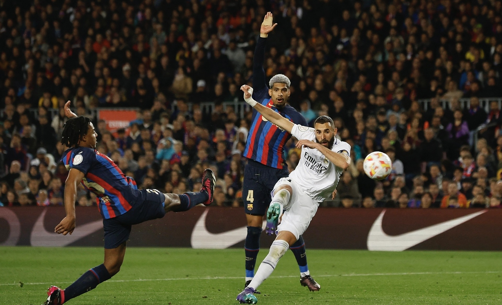 马德里竞技血洗皇马,本泽马完成帽子戏法的简单介绍 马德里竞技血洗皇马,本泽马完成帽子戏法的简单介绍