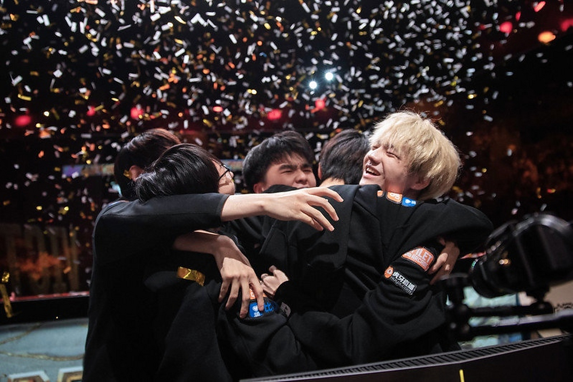 包含FPX鏖战FLY,Zeus惊艳世界的词条 包含FPX鏖战FLY,Zeus惊艳世界的词条