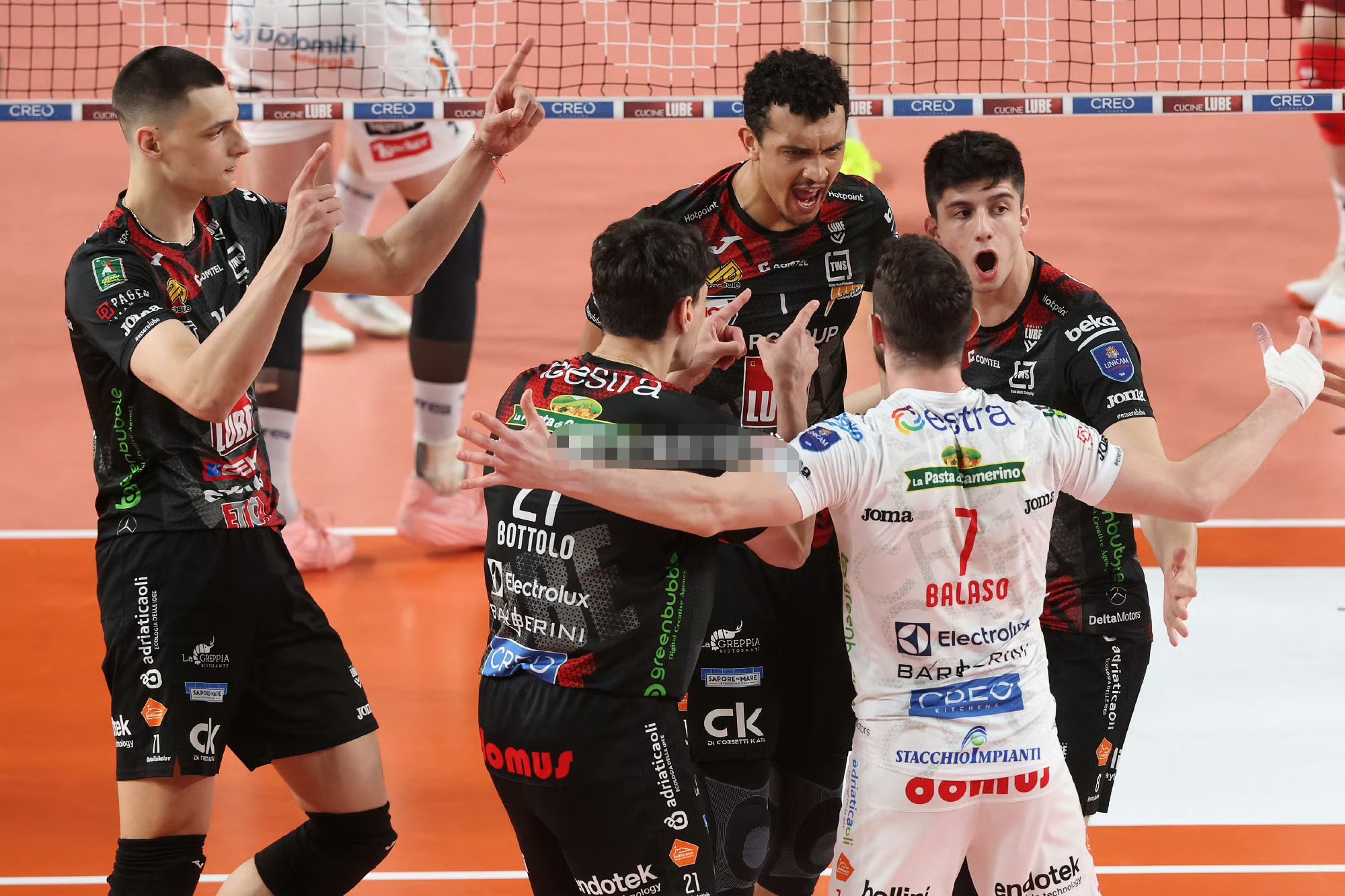 意大利队防线稳固进攻火力强大,备战下一场比赛的简单介绍 意大利队防线稳固进攻火力强大,备战下一场比赛的简单介绍