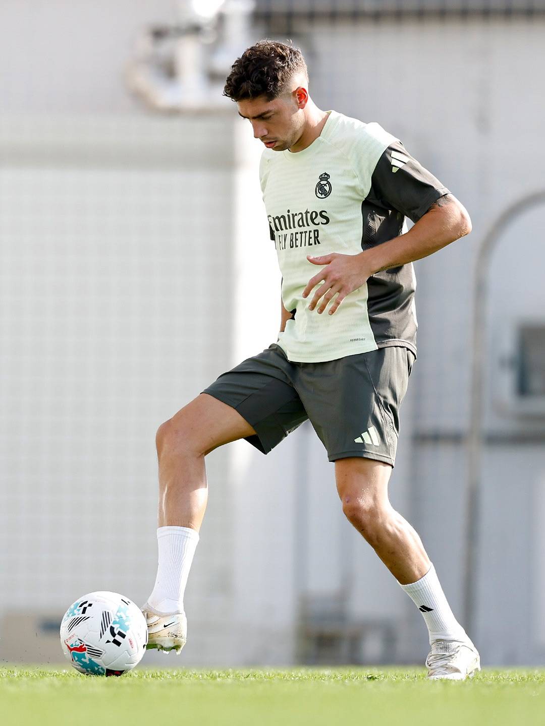 巴尔韦德遇劲旅，巴塞罗那客场胜出