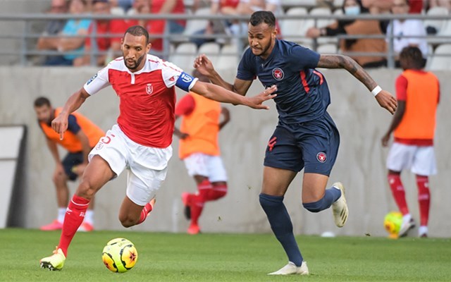 摩纳哥后卫组织有序守住阵地