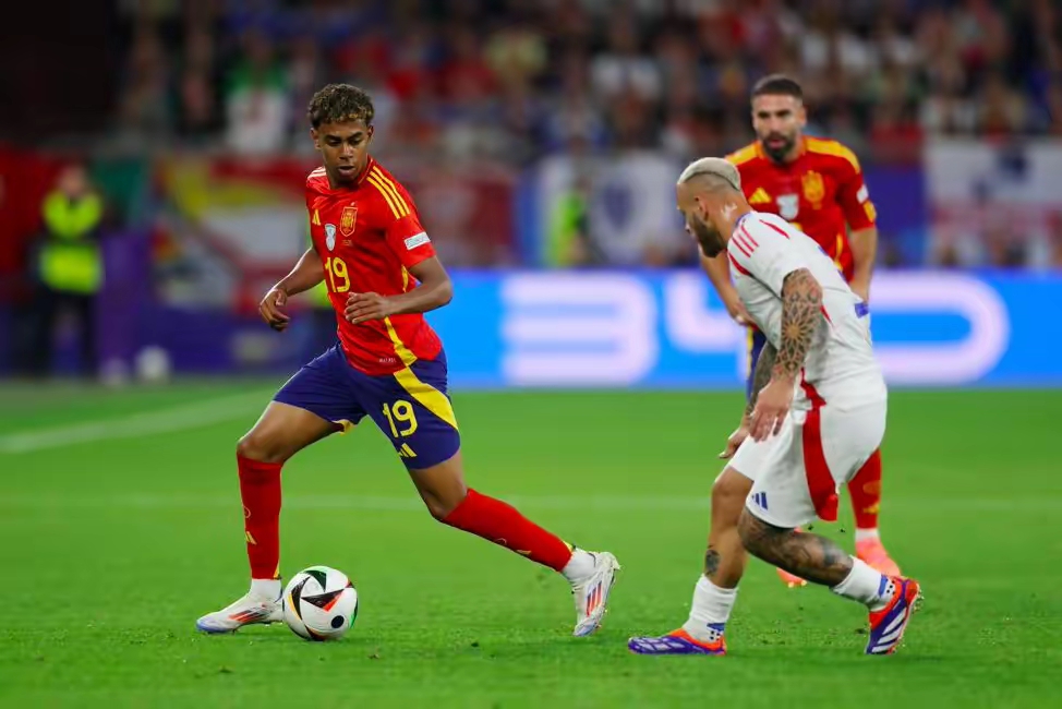 西班牙险胜荷兰，迪马利亚点燃赛场的简单介绍