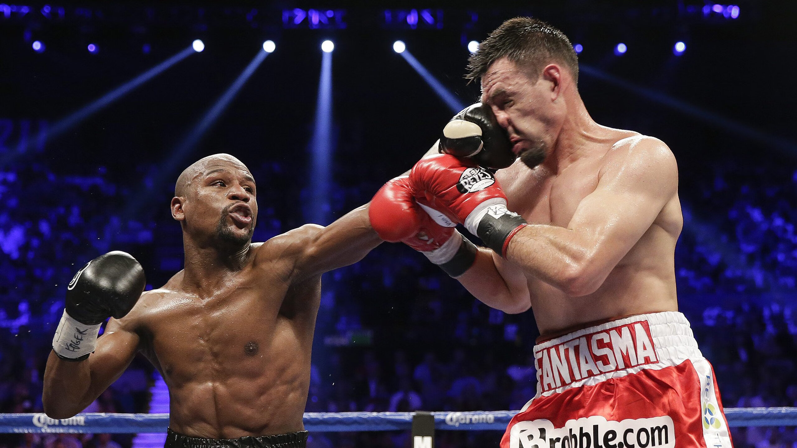 从冰封到救赎，阿什拉夫在拜仁对阵冰岛之战中重铸自我